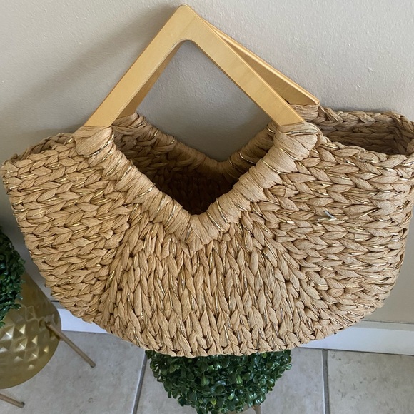 Elegant Tan Woven Clutch - Picture 2 of 3